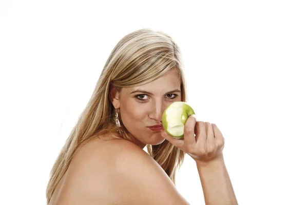 Ung Kvinna Äta Ett Äpple Isolerad Vit Bakgrund — Stockfoto