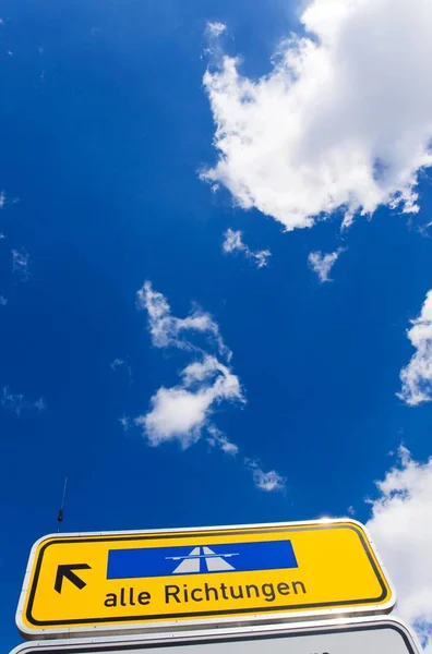 Señal Tráfico Sobre Cielo Azul — Foto de Stock