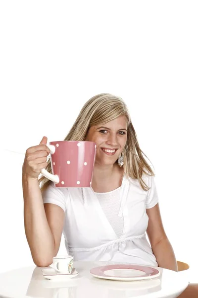 Giovane Donna Che Tiene Sovradimensionato Tazza Caffè Isolato Sfondo Bianco — Foto Stock