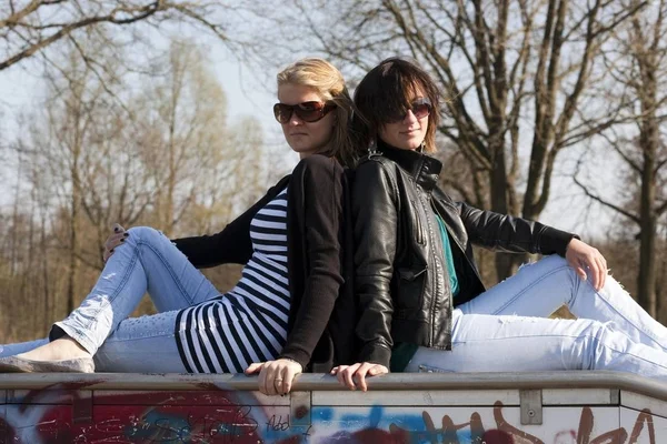 Zwei Junge Frauen Posieren — Stockfoto