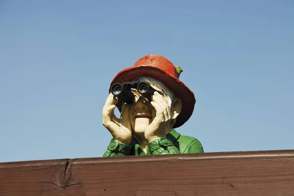 Figura Hombre Con Prismáticos — Foto de Stock