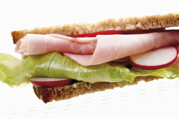 Sanduíche Com Pão Integral Presunto Alface Rabanetes Almoço — Fotografia de Stock