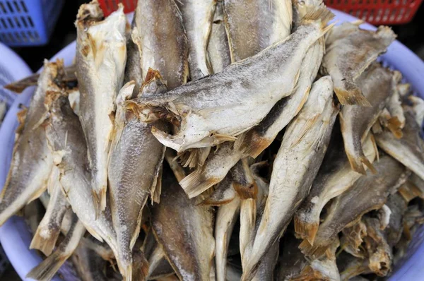 Gedroogde Vis Een Plastic Kom Vismarkt — Stockfoto