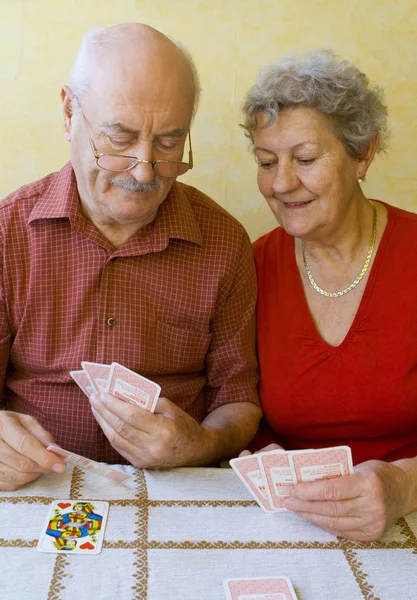 Elderly Married Couple Pensioners Playing Cards — Stock Photo, Image