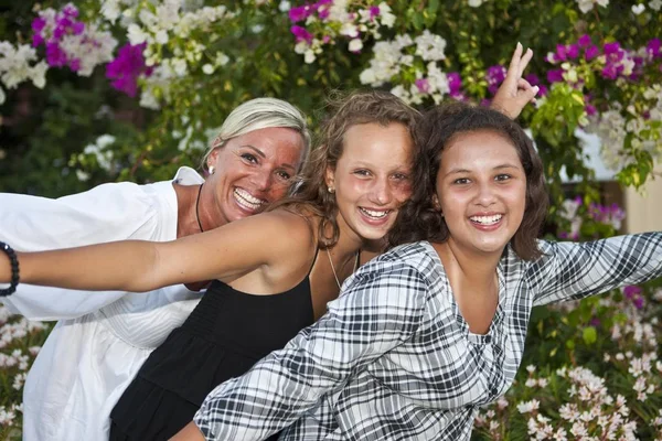 Retrato Uma Mãe Com Duas Meninas Treze Anos Frente Flores — Fotografia de Stock