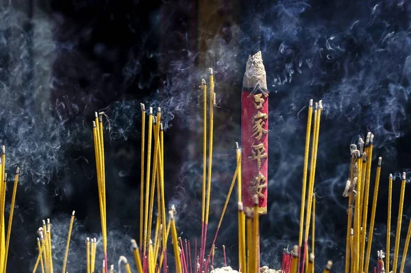 在寺庙的烟熏香蔡天后塔 胡志明市 东南亚 — 图库照片