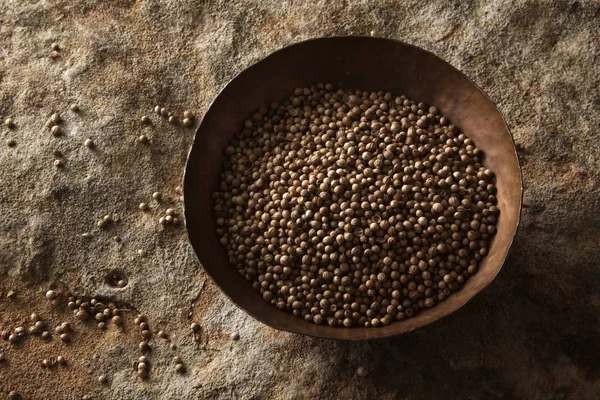 Koriander Coriandrum Sativum Egy Réz Tál Felületre — Stock Fotó