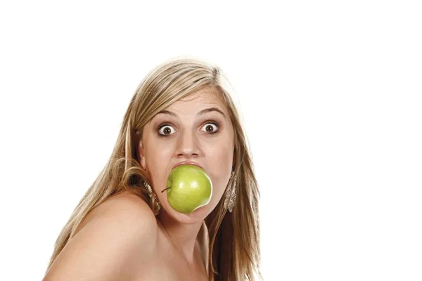 Ung Kvinna Äpple Munnen Isolerad Vit — Stockfoto