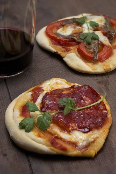 Pizzette Μικρές Πίτσες Μοτσαρέλα Μπάφαλο Chorizo Και Κόλιανδρο Μέτωπο Και — Φωτογραφία Αρχείου