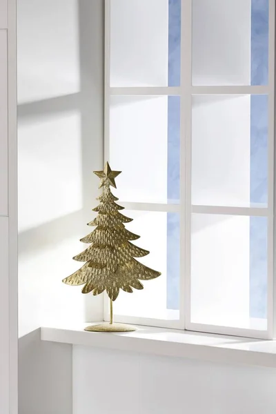 Decoratieve Gouden Kerstboom Een Vensterbank — Stockfoto