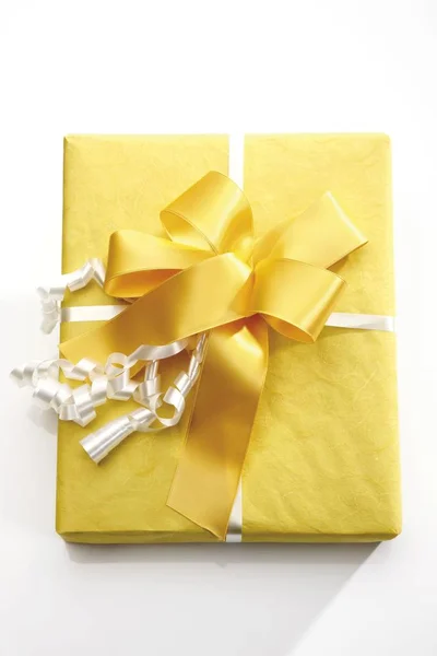 Confezione Regalo Con Nastro Giallo — Foto Stock