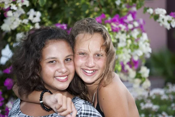 Portret Dwóch Trzynastolatek Przed Kwiatami — Zdjęcie stockowe