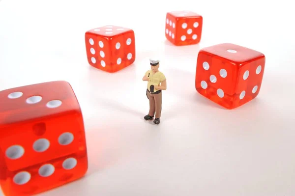Polizisten Miniatur Zwischen Würfeln Symbolbild Illegales Glücksspiel — Stockfoto