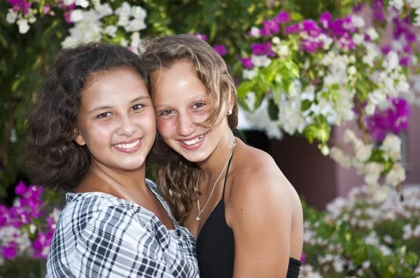 Портрет Двух Тринадцатилетних Девочек Перед Цветами — стоковое фото