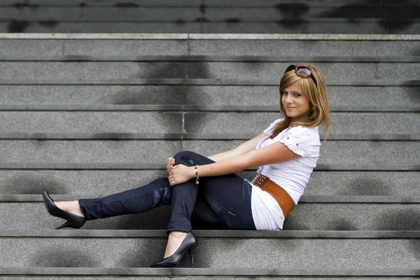 Jovem Mulher Posando Pedra Escadas — Fotografia de Stock