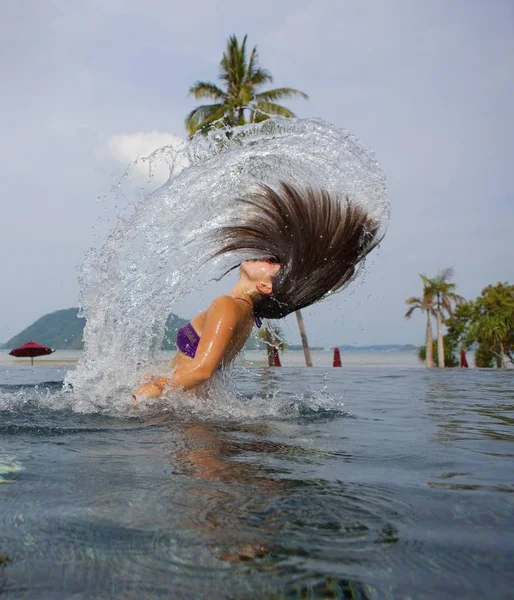 Девушка Лет Подбрасывает Волосы Бассейн Водой — стоковое фото