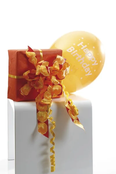 Geschenkbox Mit Geschenkband Und Luftballon Mit Dem Schriftzug Happy Birthday — Stockfoto