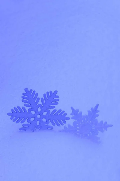 在雪中的装饰雪花 — 图库照片