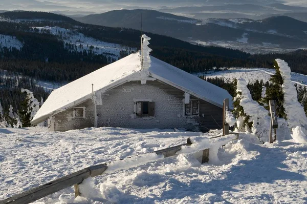 Kar kaplı dağ kulübesi — Stok fotoğraf