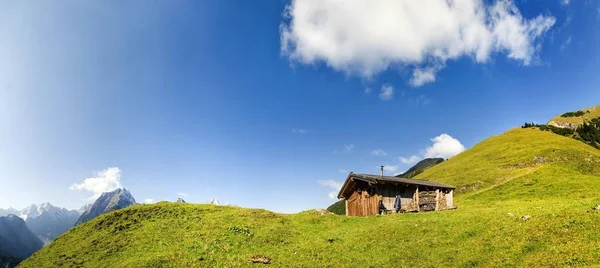 Cabane Montagne Ciel Bleu Nuages Dans Vallée Engtal Karwendel Autriche — Photo