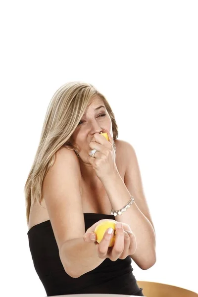 Ung Kvinna Äta Sura Citroner Isolerad Vit Bakgrund — Stockfoto