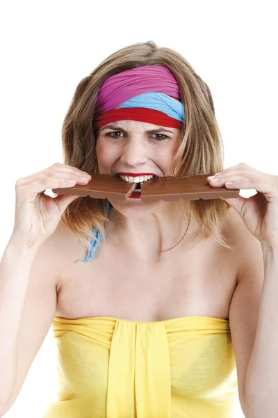 Mujer Joven Mordiendo Una Barra Chocolate Aislado Blanco —  Fotos de Stock