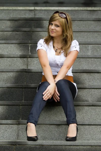 Mujer Joven Sentada Escaleras Piedra —  Fotos de Stock
