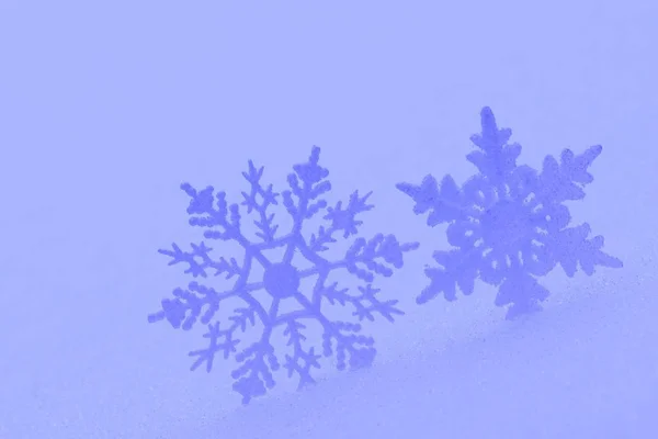 在雪中的装饰雪花 — 图库照片