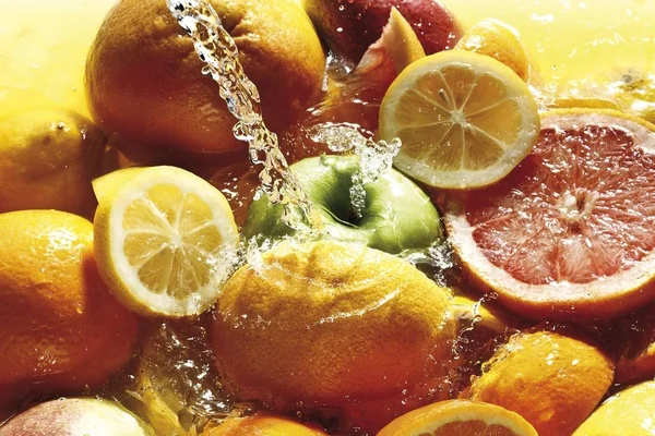 Fruit Onder Waterstraal Sinaasappelen Citroenen Grapefruit Appel Ananas — Stockfoto