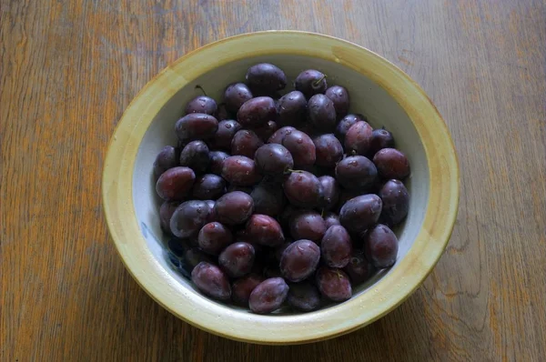 Ciruelas Tazón Sobre Mesa —  Fotos de Stock