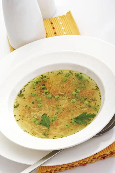 エンドウ豆 ニンジンと油性の野菜スープ — ストック写真