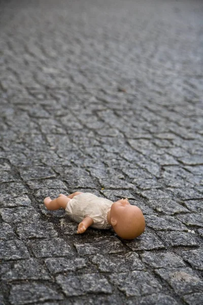Потерянная Кукла Асфальте — стоковое фото