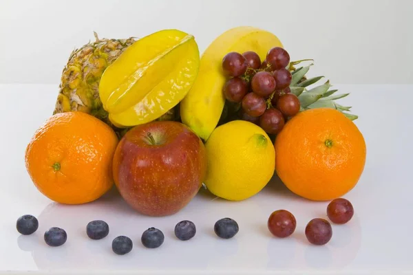 Piña Manzana Clementinas Limón Fruta Estrella Arándanos Uvas Rojas —  Fotos de Stock