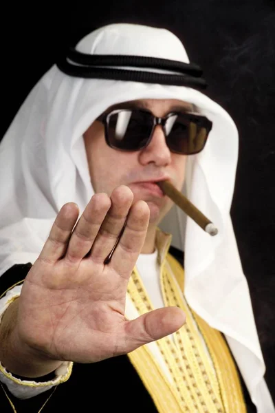 Ένας Άντρας Που Φοράει Στολή Σεΐχη Και Καπνίζει Πούρο — Φωτογραφία Αρχείου
