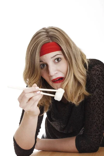 Giovane Donna Disgustata Sushi Contro Sfondo Bianco — Foto Stock