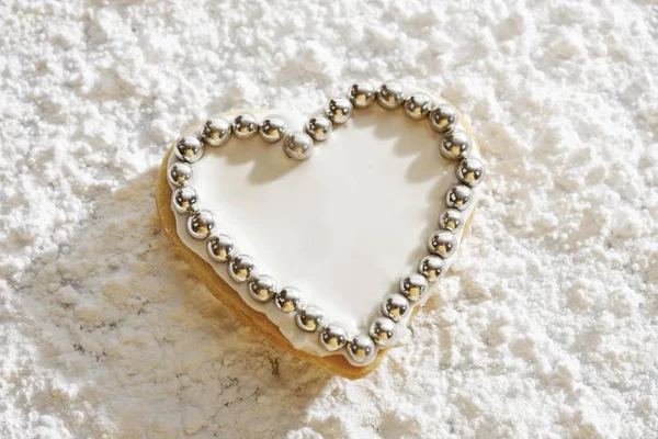 Galletas Pastelería Cortas Forma Corazón Cubiertas Con Recubrimiento Azúcar Perlas — Foto de Stock