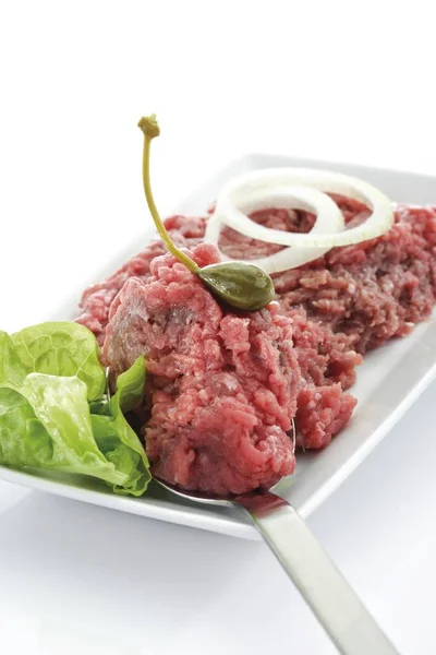 Tartare Capperi Anelli Cipolla Sul Piatto — Foto Stock