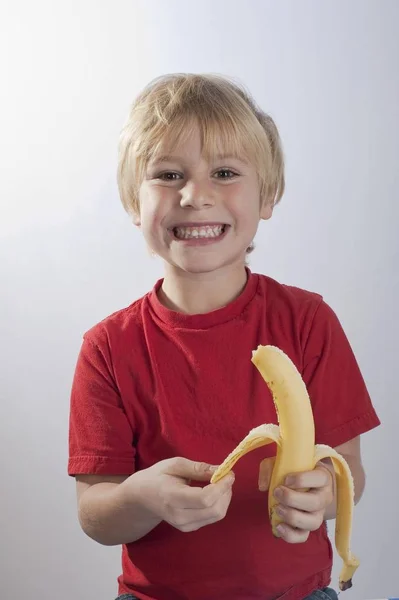 Хлопчик Років Пілінг Банана — стокове фото
