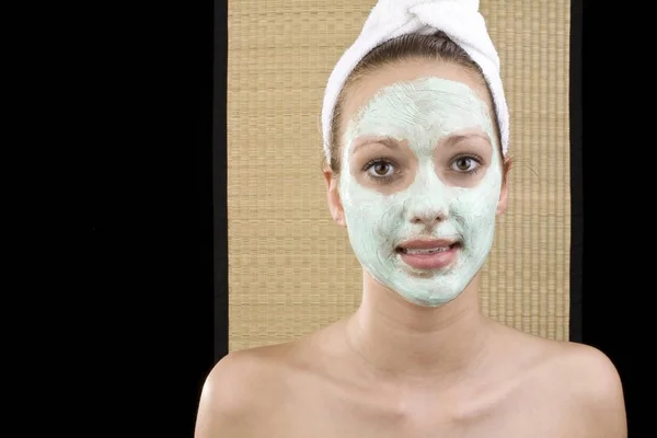 Mujer Joven Con Una Máscara Aguacate Facial —  Fotos de Stock