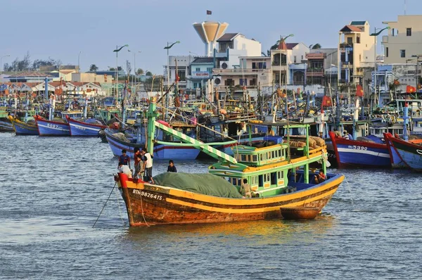 亚洲越南Phan Thiet港五彩斑斓的木制渔船 — 图库照片