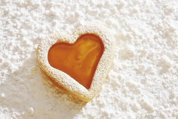 Herzförmiges Mürbeteiggebäck Marmeladenfüllung Auf Puderzucker — Stockfoto
