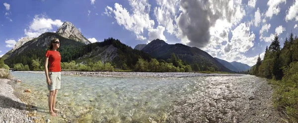 Flicka Som Står Den Kalla Rissbach Floden Och Tittar Den — Stockfoto