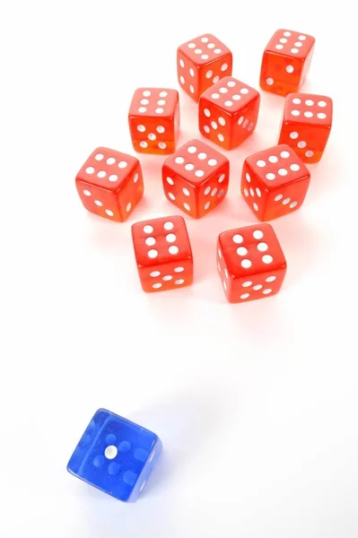 Cubos Dados Vermelhos Azuis Isolados Branco — Fotografia de Stock