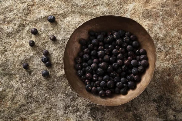 Borókabogyó Juniperus Réz Tál Felületre — Stock Fotó