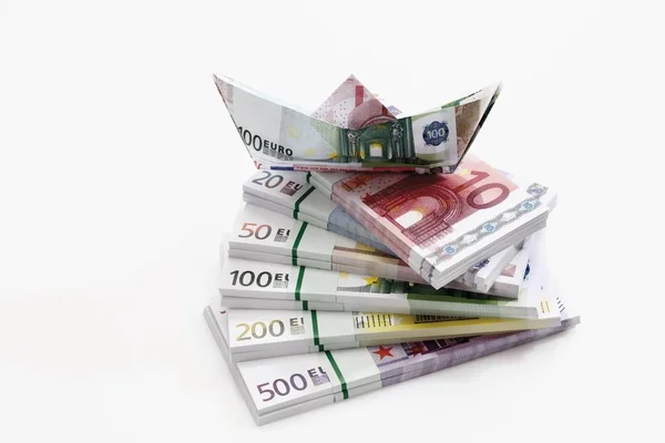 堆积的欧元钞票捆绑与小船由笔记制成 — 图库照片
