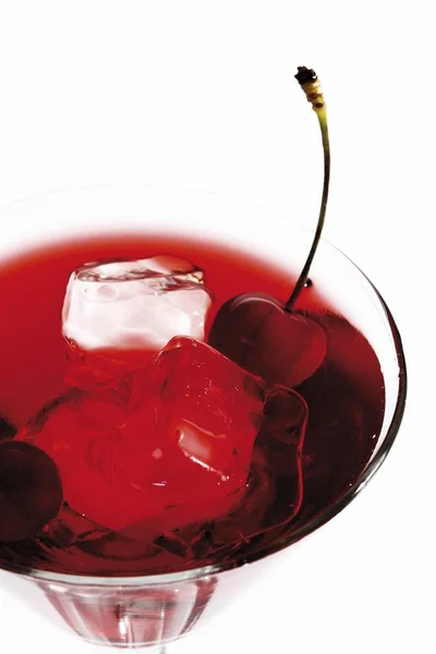 Rotes Getränk Mit Eiswürfeln Und Kirsche — Stockfoto