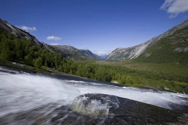 Hellmobotn Hellmofjorden ノルウェー スカンジナビア ヨーロッパで岩の花崗岩の上を流れる川 — ストック写真