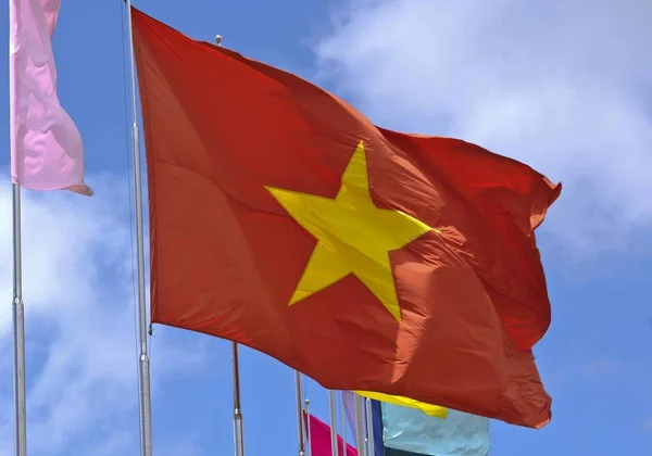 Vietnamesische Flagge Und Blauer Himmel — Stockfoto