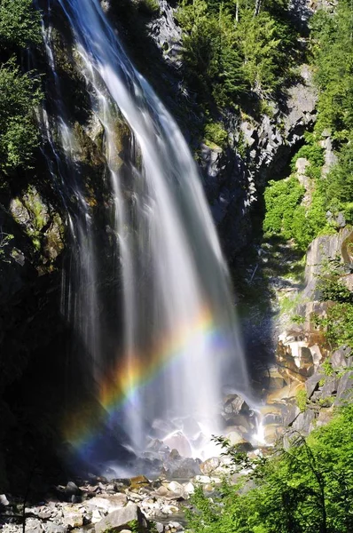 Narada Faller Med Rainbow Mount Rainier National Park Washington Usa — Stockfoto