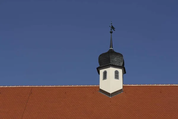 Bir Küçük Soğan Kubbeli Kule Ile Döşenmiş Çatı — Stok fotoğraf
